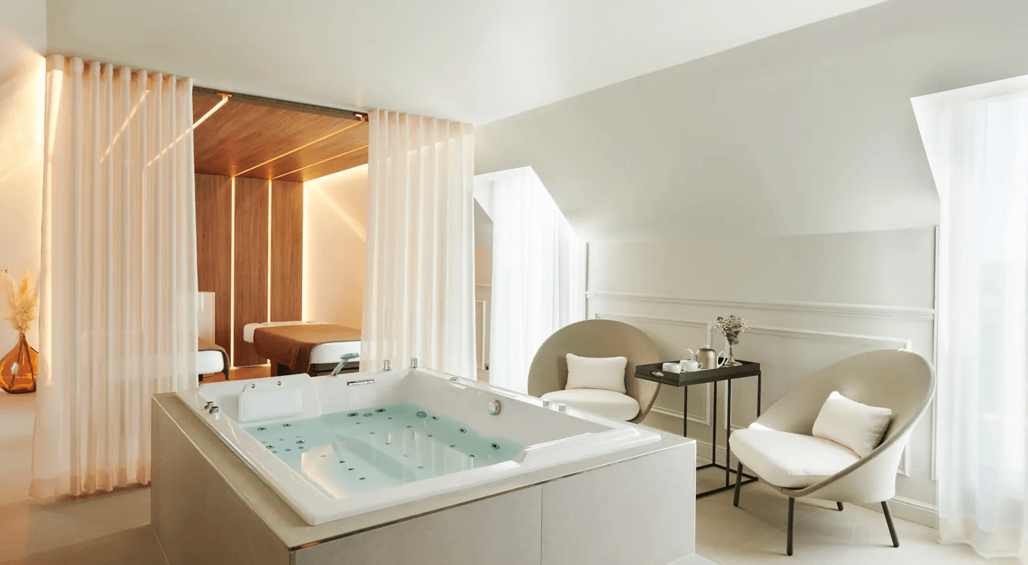 Spa privatif avec jacuzzi et tables de massage au spa du Lancaster Hotel Paris