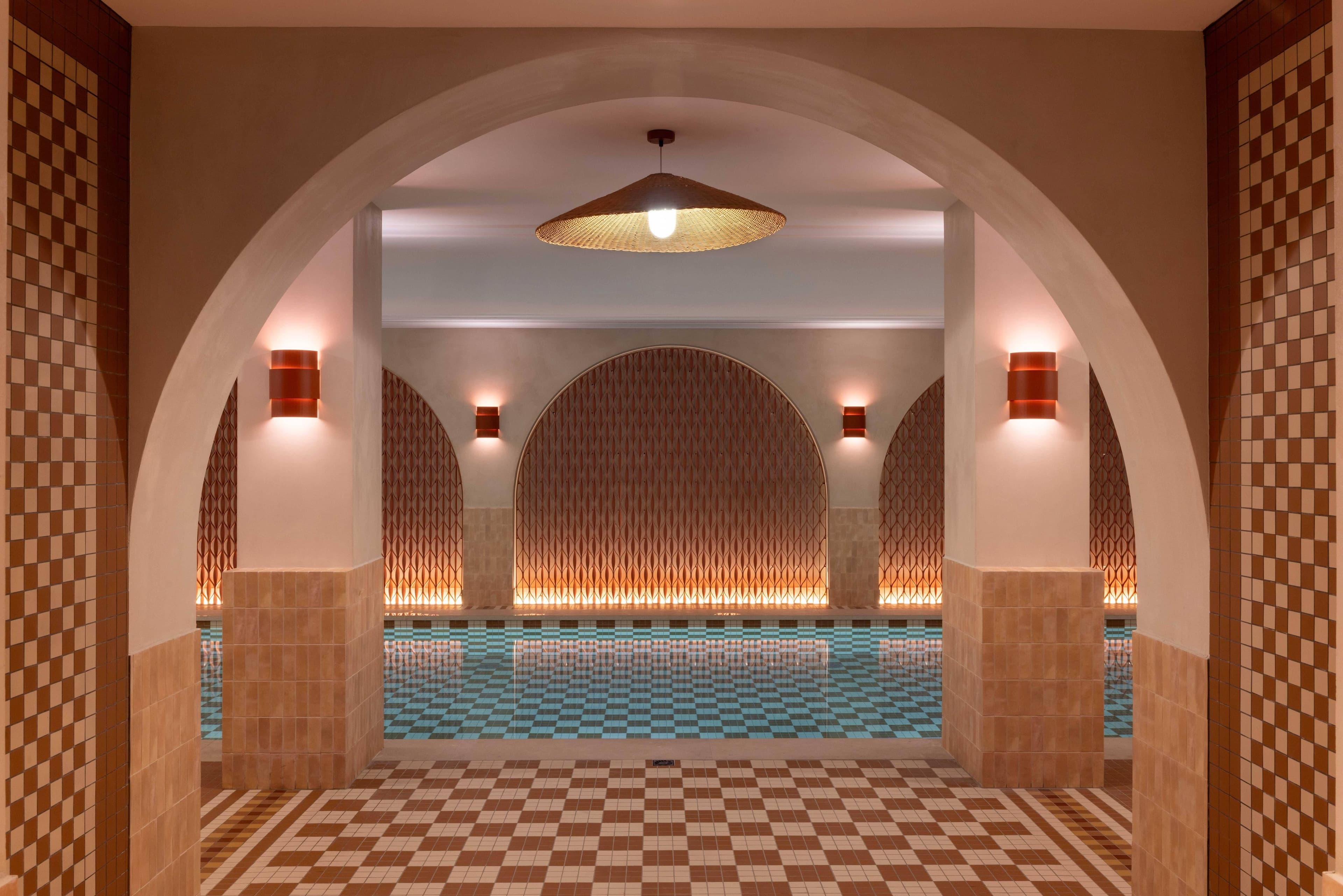 Piscine intérieure d'un spa d'hôtel parisien, ambiance feutrée